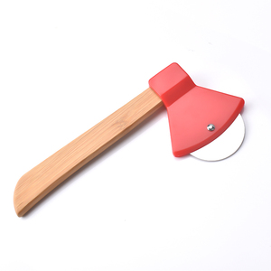 فولاذ مقاوم للصدأ على شكل فأس بمقبض خشبي قاطعة بيتزا دوارة حادة عجلة بيتزا - Product Image 1