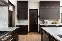 Ensemble d'armoires de cuisine AllandCabinet de style moderne avec portes plates en grain de bois, évier stratifié, robinet, charnières et îlot en marbre