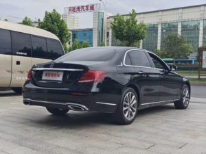 Se vende un coche <span class=keywords><strong>mercedes</strong></span>-ben-z E260L <span class=keywords><strong>2020</strong></span> de <span class=keywords><strong>segunda</strong></span> <span class=keywords><strong>mano</strong></span> con motor turboalimentado girando de izquierda a negro - Product Image 4