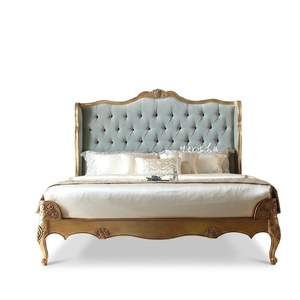 Letto Matrimoniale Queen o King Size con Morbida Struttura in Legno Massello di Faggio Stile Francese e Trapuntatura in Velluto - Product Image 1