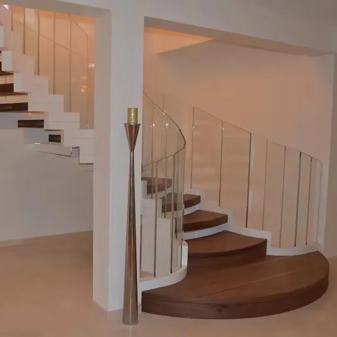 Aprire il montante interno moderno residenziale scale curve con gradini in legno