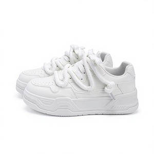 Chaussures de skate pour hommes Factory Chunky Rope Laces Triple White, baskets confortables en cuir synthétique avec semelle extérieure en PVC - Product Image 2