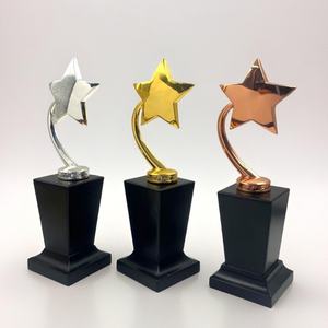 Trofei in Metallo Personalizzabili a Forma di Stella Dorata con Base in Legno, Premi per Assicurazioni - Product Image 1