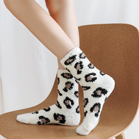 Nouvelles chaussettes mi-mollet en polaire épaisse à imprimé léopard pour femmes - Confortables pour la maison et l'intérieur - Polyester