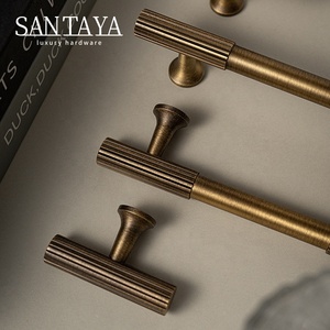Poignées Santaya en laiton massif bronze antique, à longues poignées en T côtelées pour armoires de chambre et tiroirs de cuisine - Product Image 3