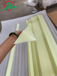 Bordi Guida Triangolari in PU per Uso Alimentare: Strisce Laterali in Poliuretano per Sigillatura di Nastri Trasportatori di Impasti e Frutta - Product Image 2