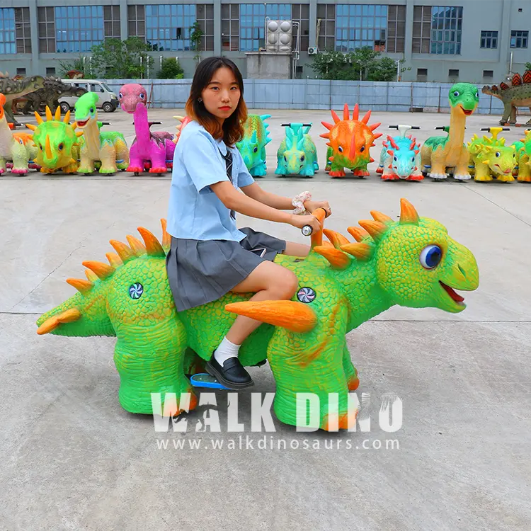 Realistische Simulation Animation Kinder reiten Dinosaurier Einkaufs zentrum Spielplatz Vergnügung ausrüstung gehen Kind Dinosaurier reiten