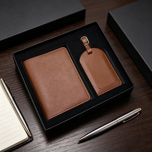 Set Regalo da Viaggio Minimalista Multicolore per Clienti Dirigenziali, Set Porta Passaporto e Etichetta Bagaglio di Qualità Premium - Product Image 6