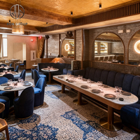Solution tout-en-un pour hôtel moderne : Ensemble de mobilier de café-restaurant avec table et chaises en velours, banquette et canapé en pierre ronde