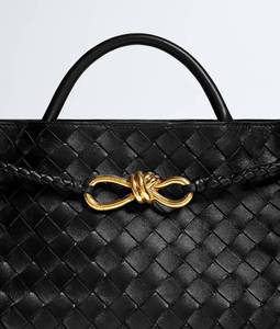 Reloj Mecánico de Lujo para Hombre con Silueta Alargada en Cuero Intrecciato Flexible, Detalle de Nudo Distintivo y Cierre Deslizante - Product Image 2