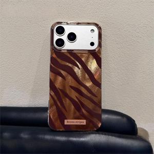 Coque antichoc marron à rayures métallisées dégradées avec grande fenêtre pour iPhone 16 Pro Max - Product Image 1