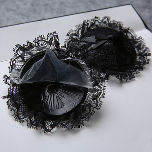 Couvre-tétons sexy en dentelle noire ronde avec paillettes, y compris des gouttelettes de sang, pour un effet séducteur supplémentaire et pour éviter les accidents. - Product Image 4