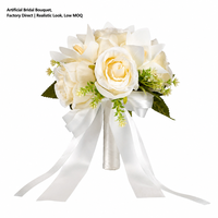Bouquet de mariée multi-tons en roses artificielles avec long ruban en satin, feuillage vert mélangé, fleurs artificielles pour cérémonie de mariage