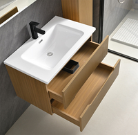 Ensemble de meuble-lavabo mural moderne en bois clair rainuré style crème avec miroir LED intelligent et armoire latérale haute