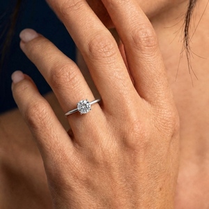 Bague de fiançailles Dylam Top Fine Jewelry en argent 925 plaqué rhodium, solitaire, forme cercle, moissanite D VVS1, pour femme, mariage - Product Image 4