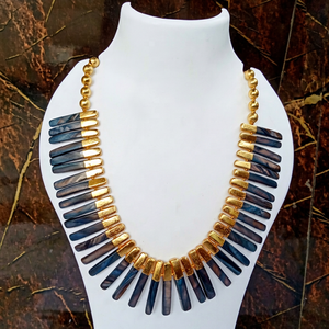 Collier ras du cou imposant en laiton plaqué or avec perles en coquillages naturels et pierres, style bohème indien pour femme - Product Image 1