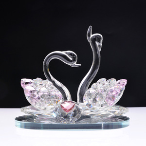 Soporte para Perfume de Coche con Diseño de Cisnes de Cristal, Adorno para Salpicadero, Ambientador Decorativo con Corazón Rojo, Clip para Rejilla de Ventilación - Product Image 4