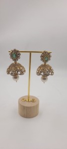 Pendientes Jhumka victorianos tradicionales en tono dorado con piedra verde central y conjunto de joyas con diamantes americanos transparentes incrustados. - Product Image 3