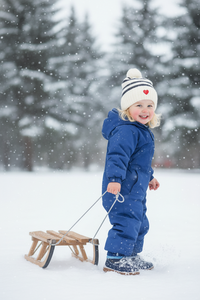 หมวกบีนนี่ลายทางสำหรับเด็ก ปักลายหัวใจแบบมินิมอล สีดำขาว ประดับพู่ ทำจากโพลีเอสเตอร์รีไซเคิล 100% หมวกเด็กทันสมัย - Product Image 2