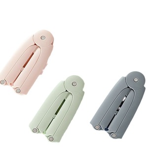 Mini Percha Portátil de Viaje Plegable Multifuncional Tipo Gancho de Plástico para Dormitorio y Viajes - Product Image 4