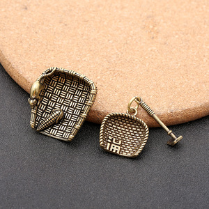 Porte-clés pendentif en laiton avec motif Fu et cinq grains, style rétro, accessoire pour voiture ou sac - Product Image 1