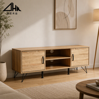 Meja TV Nordik Modern dengan Finishing Kayu Maple, Laci Penyimpanan Putih, dan Rak Terbuka untuk Hiburan di Ruang Tamu