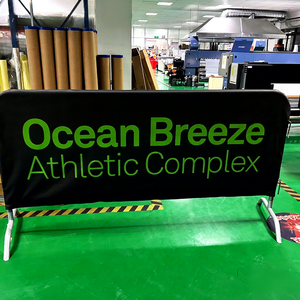 Özel toptan PVC/örme kumaş çit afiş hafif örgü su geçirmez taşınabilir geri çekilebilir UV dayanıklı yol kenarı bariyer - Product Image 1