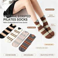 Chaussettes de Pilates rayées vintage en gros pour femmes, chaussettes mi-mollet antidérapantes brodées style rétro, chaussettes antidérapantes à picots pour le yoga