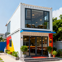 Restaurant en conteneur maritime à deux étages, avec cafés/boutiques/stands en conteneurs.