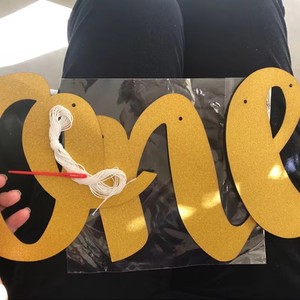 Petit livre rouge avec la même décoration de fête du premier <span class=keywords><strong>anniversaire</strong></span>, bannière dorée en papier « Un an » - Product Image 3