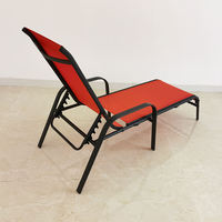 Chaise longue de jardin extérieur de patio de piscine d'hôtel de loisirs de station de vacances