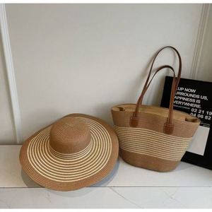 Sac de plage rayé pour femme, ensemble 2 pièces : sac fourre-tout et chapeau de paille de luxe tissé, idéal pour les vacances – Nouvelle collection très tendance - Product Image 3