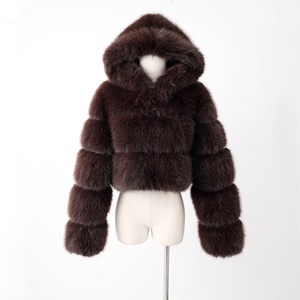<span class=keywords><strong>Cappotto</strong></span> Invernale di Alta Qualità <span class=keywords><strong>in</strong></span> Finta <span class=keywords><strong>Pelliccia</strong></span> di Procione, 100% Poliestere, Morbido e Lussuoso, <span class=keywords><strong>con</strong></span> <span class=keywords><strong>Cappuccio</strong></span> e Finitura Tosata - Product Image 2