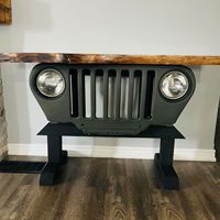 Table console vintage d'inspiration industrielle Jeep avec plateau en bois recyclé, meuble de style automobile pour la maison ou le bureau