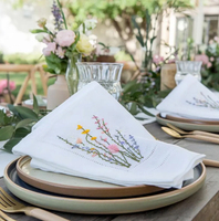 Serviettes en lin carrées brodées à la main avec des motifs floraux, personnalisées, écologiques, réutilisables, durables, pour la décoration de table, les mariages et les événements