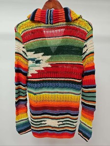 "Cárdigan con capucha de arco iris vibrante para hombre con diseño geométrico colorido y elegante detalle de flecos para una declaración de moda audaz." - Product Image 2