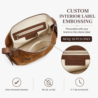 Sac Hobo en Daim Fendu Style Vintage Marron Caramel, Sac à Bandoulière en Cuir avec Logo Personnalisé et Quincaillerie Argentée