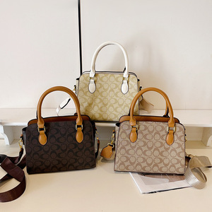 กระเป๋าสะพายพาดลำตัวทันสมัยมีพื้นผิวแบบพรีเมี่ยมสำหรับผู้หญิงกระเป๋าถือสะพายไหล่ดีไซน์หรูหราสำหรับผู้หญิงสินค้าในสต็อก - Product Image 5