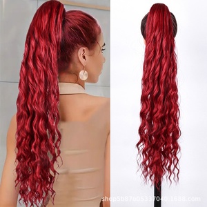 Peluca <span class=keywords><strong>de</strong></span> seda sintética <span class=keywords><strong>de</strong></span> alta temperatura con cola <span class=keywords><strong>de</strong></span> caballo alta y rizada larga para mujer, con pinza, venta directa <span class=keywords><strong>de</strong></span> fábrica europea y americana. - Product Image 2