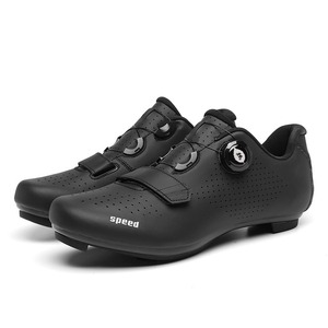 <span class=keywords><strong>Scarpe</strong></span> <span class=keywords><strong>da</strong></span> Ciclismo Unisex Nere <span class=keywords><strong>con</strong></span> Suola Rigida, Design in Rete <span class=keywords><strong>con</strong></span> Chiusura a Strappo per Uomo e Donna, per <span class=keywords><strong>Bici</strong></span> <span class=keywords><strong>da</strong></span> Strada e Mountain Bike - Product Image 5