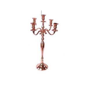 Candelabro de aluminio fundido con acabado de oro rosa para mesa de boda, decoración de fiesta de boda, también disponible en otros acabados - Product Image 1
