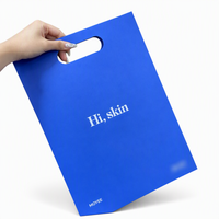 Sac en papier bleu Klein avec poignée découpée pour les boutiques de soins de la peau, les salons de beauté et les marques de cosmétiques, impression de logo personnalisée