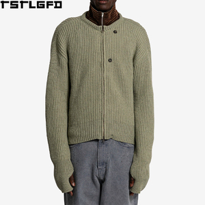 Cardigan Zippé Homme OEM/ODM Vert Sauge Boutons Asymétriques Trous pour les Pouces Streetwear Pulls Homme Fabricants Vente en Gros - Product Image 1