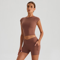 Ensemble de yoga 2 pièces personnalisé pour femme avec soutien-gorge intégré, haut court à manches courtes et short cycliste taille croisée en V pour l'entraînement