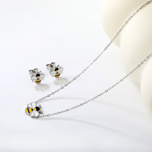 Ensemble de bijoux abeille plaqué or, collier et boucles d'oreilles avec pendentif insecte pour femmes, à porter au quotidien - Product Image 3