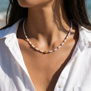 Collier élégant en perles <span class=keywords><strong>de</strong></span> riz blanc, perles d'eau douce, pierres naturelles colorées, perles rondes en acier inoxydable doré sculptées - Product Image 1