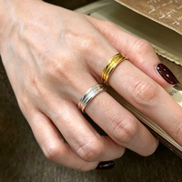 Vergoldeter Unregelmäßiger Welliger Mehrschichtiger Offener Ring mit Strukturierter Rille und Breitem Band, Verstellbarer Statement-Fingerring