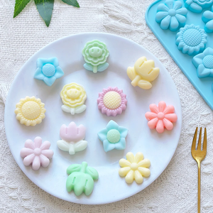 Mini molde de silicona para galletas y dulces con forma de 6 flores pequeñas, 12 cavidades, herramienta de cocina para repostería artesanal - Product Image 2