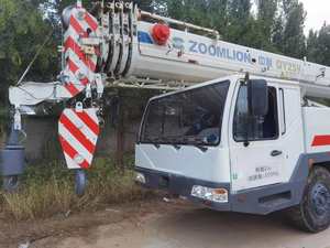 Grúa sobre Camión Zoomlion Usada de 25 Toneladas con Motor, Bomba y Componentes de Caja de Cambios, Alta Rentabilidad, Bajo Consumo de Combustible, Bajo Precio - Product Image 4