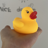 Jouet de bain flottant pour bébé amusant et écologique avec logo personnalisé, en vrac, mini canard en caoutchouc souple jaune